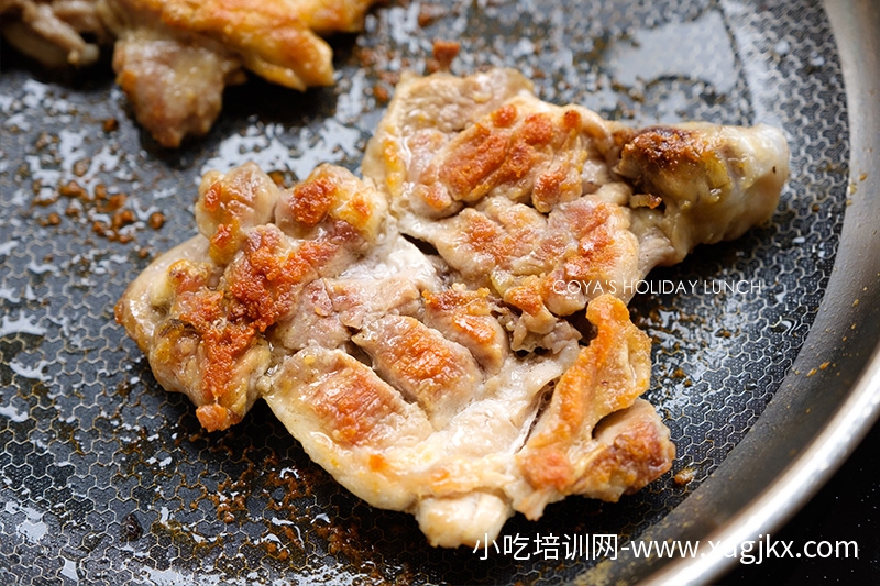 [食谱] 完胜铁板烧师傅！金黄香酥川味椒麻鸡腿排[制作方式】