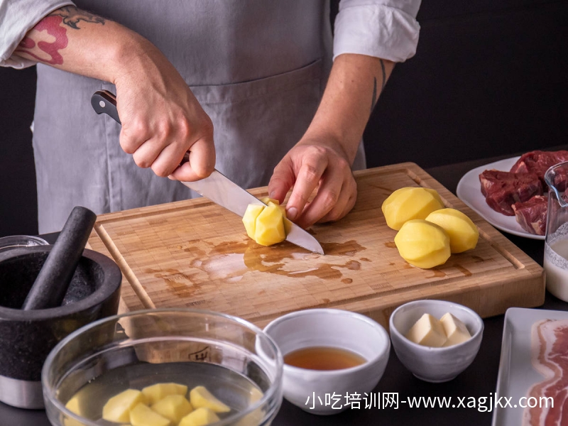 经典法式黑椒牛排佐土豆泥和培根菜豆卷-【制作方式】