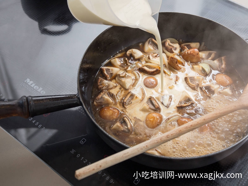 奶油蘑菇炖肉佐米饭 【制作方式】